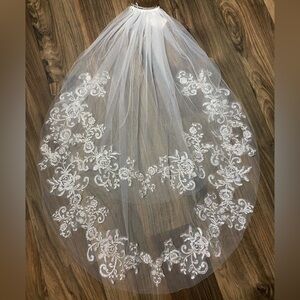 Elegant White Lace Bridal Veil